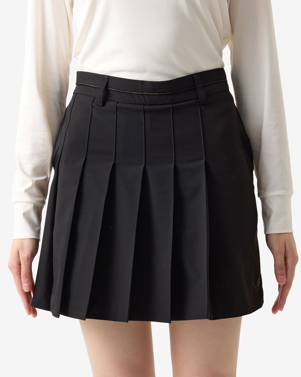 PERFORMANCE PLEATED SKIRT