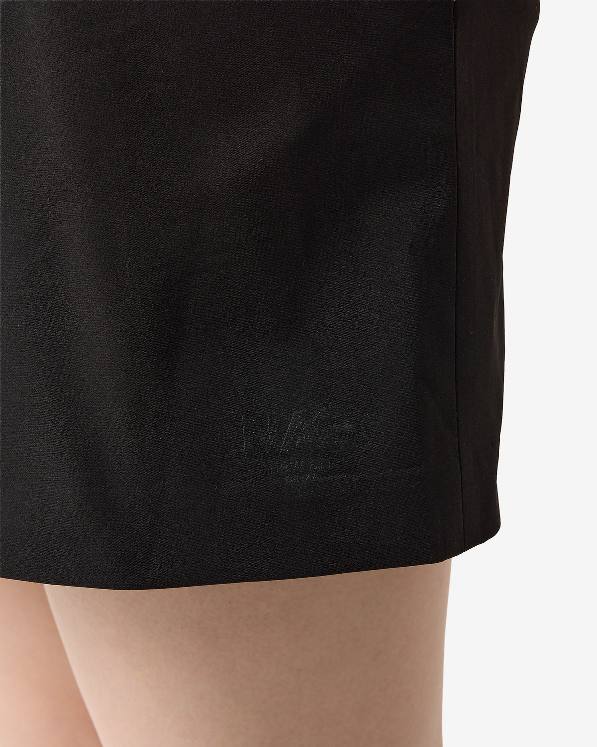 PERFORMANCE PLEATED SKIRT